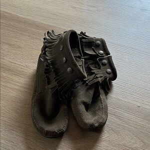 Women’s olive green Minnetonka Moccasin Shoe